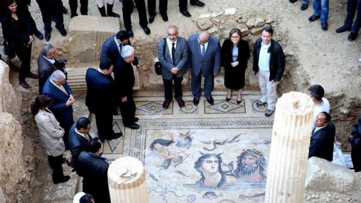 Τουρκία: Σάλος για τη δήμαρχο που πάτησε με τακούνια πάνω σε αρχαίο μωσαϊκό!